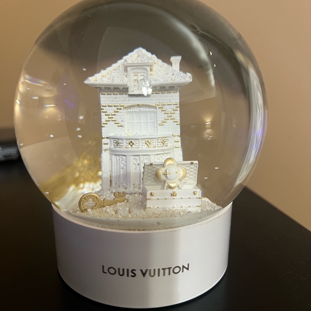 💯 Authentic RARE Louis Vuitton White and Gold SnowGlobe